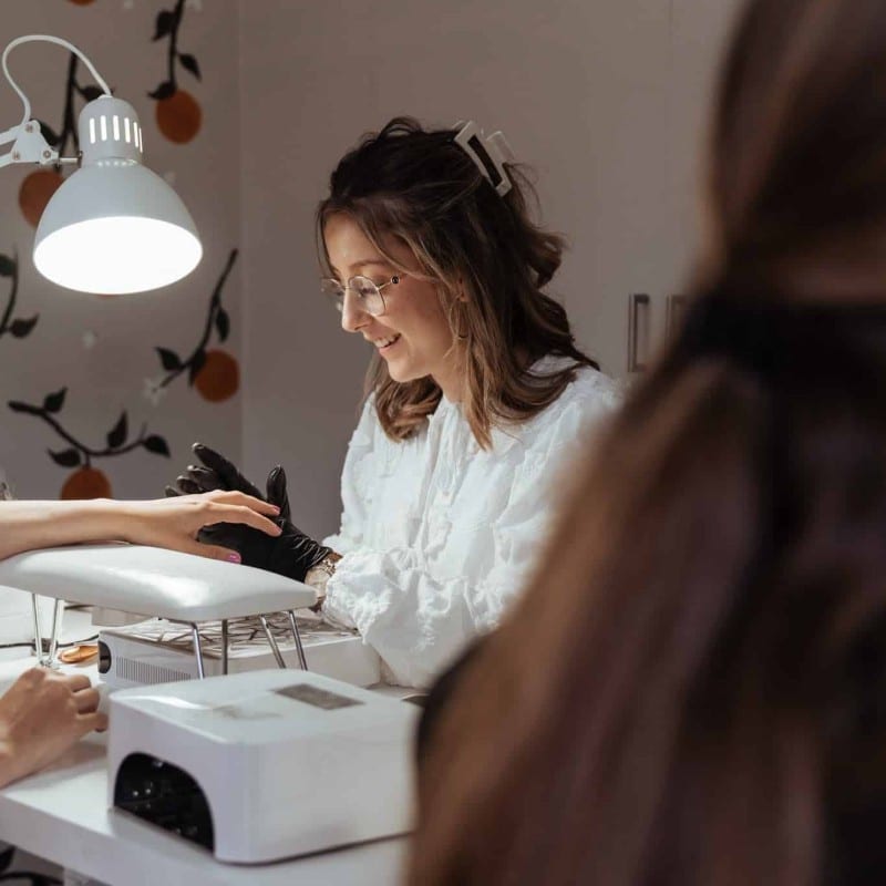 Axelle van Nellish aan het werk aan de nageltafel